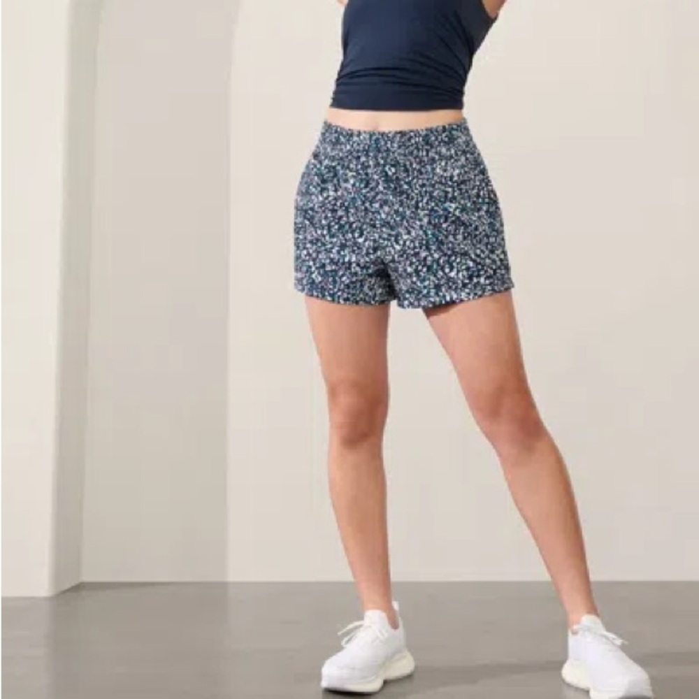 LIKE NEW Athleta Weekender Shorts